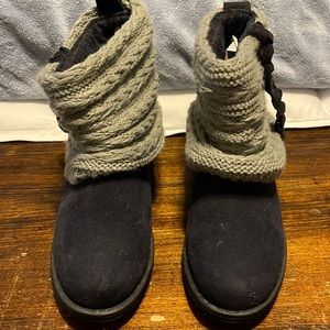 EUC! Size 7 Muk Luks. Navy blue.
